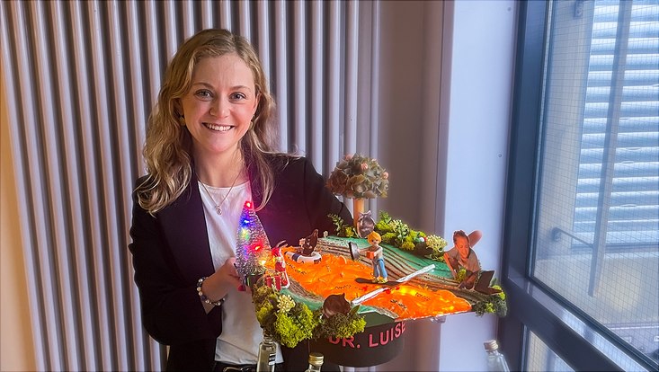 Luise Grüterich after the defense of her doctoral thesis with a doctoral hat