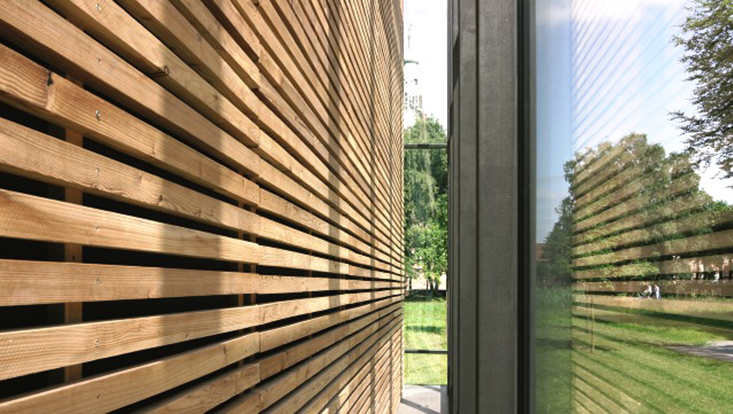 Holzgebäude Spiegelung